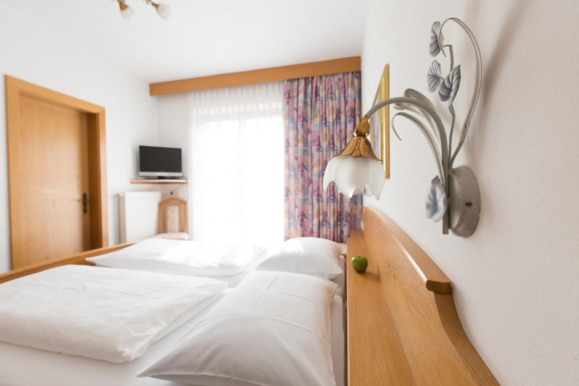ティローロ Linghof Bed & Breakfast エクステリア 写真