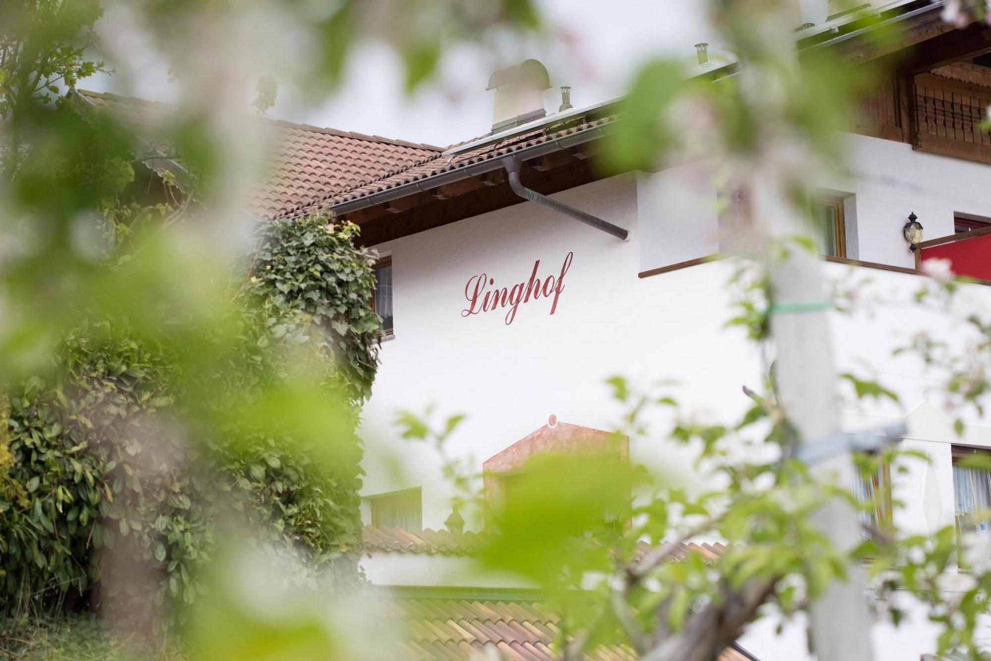 ティローロ Linghof Bed & Breakfast エクステリア 写真