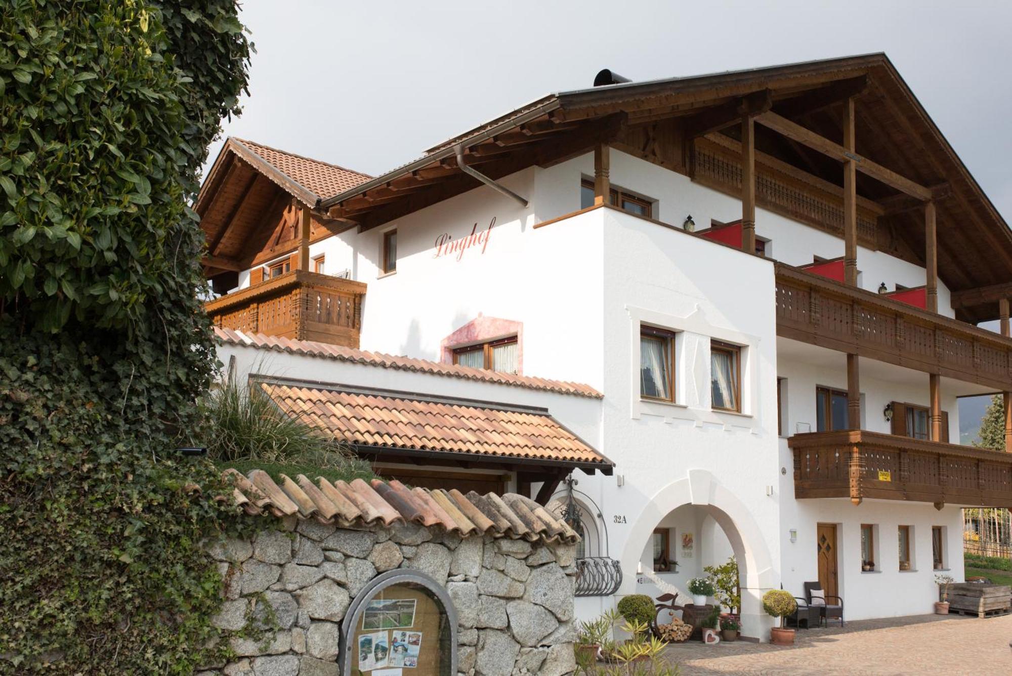 ティローロ Linghof Bed & Breakfast エクステリア 写真