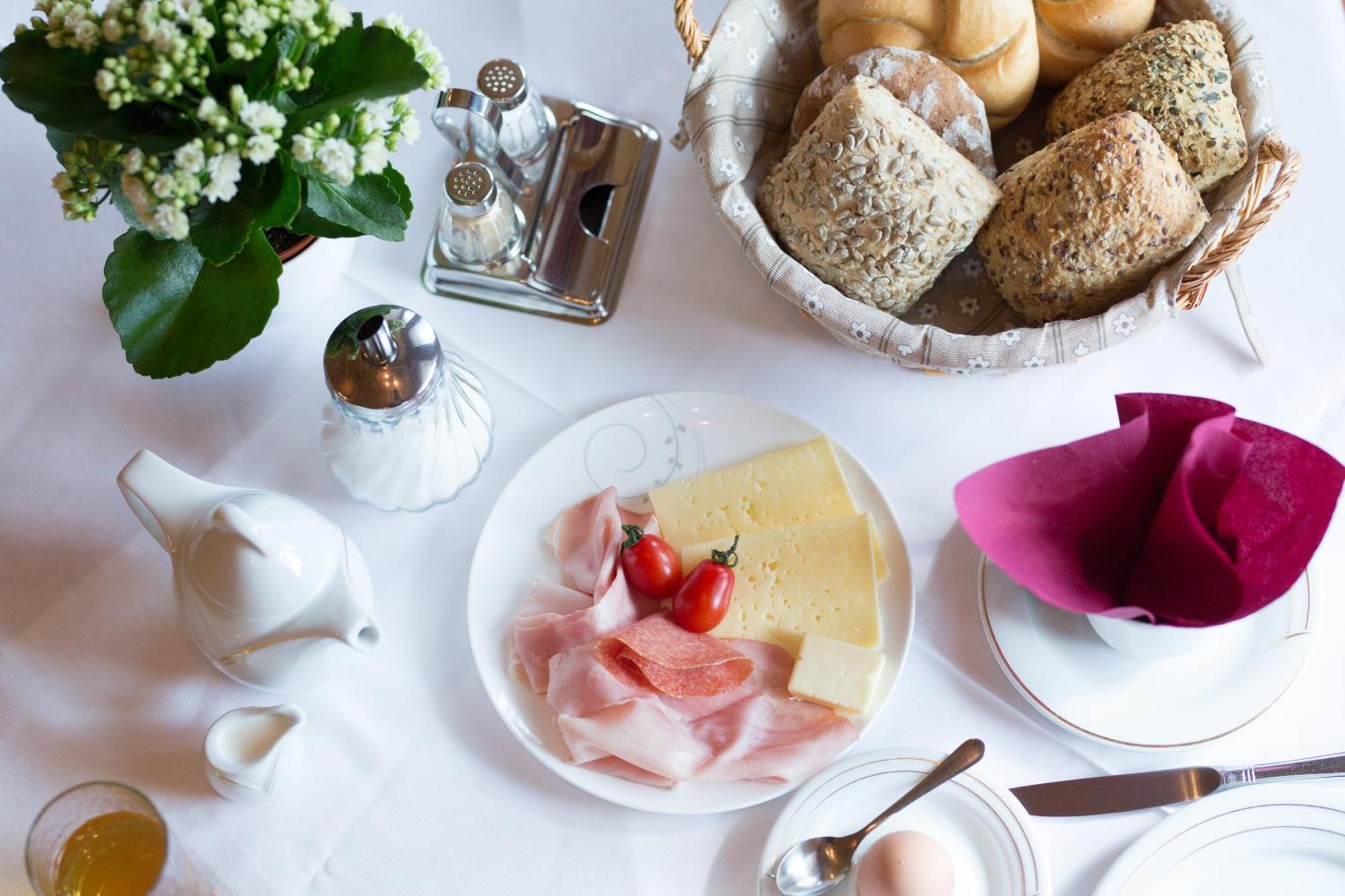 ティローロ Linghof Bed & Breakfast エクステリア 写真