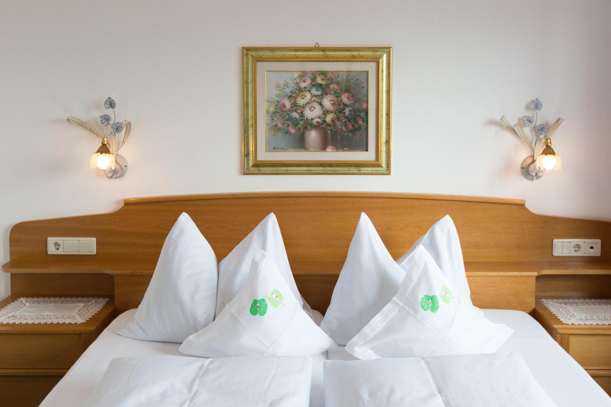 ティローロ Linghof Bed & Breakfast エクステリア 写真