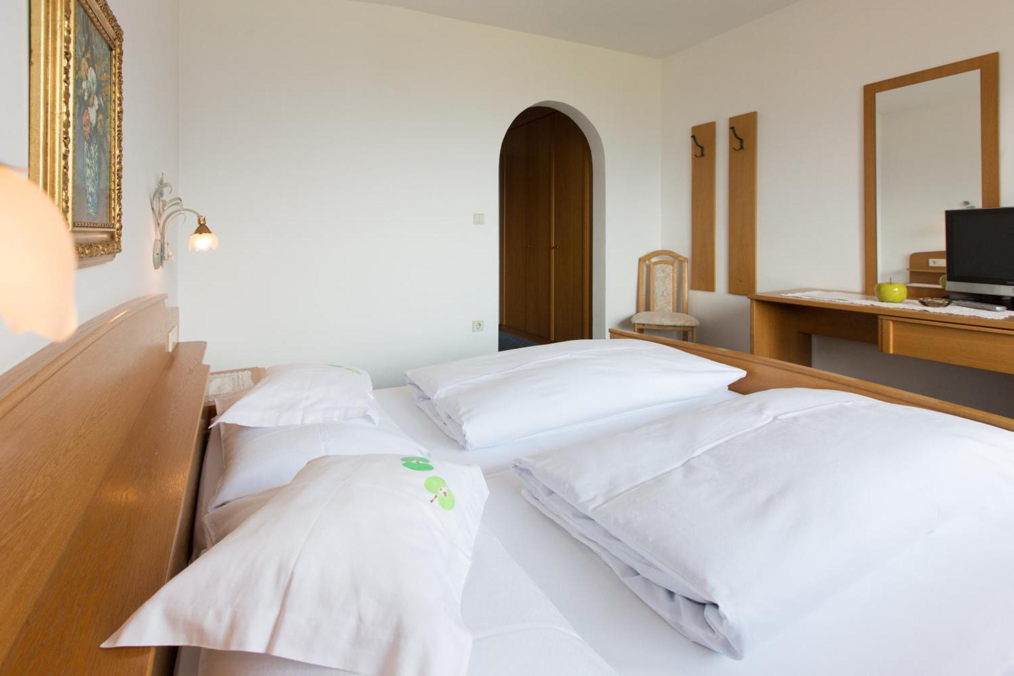 ティローロ Linghof Bed & Breakfast エクステリア 写真