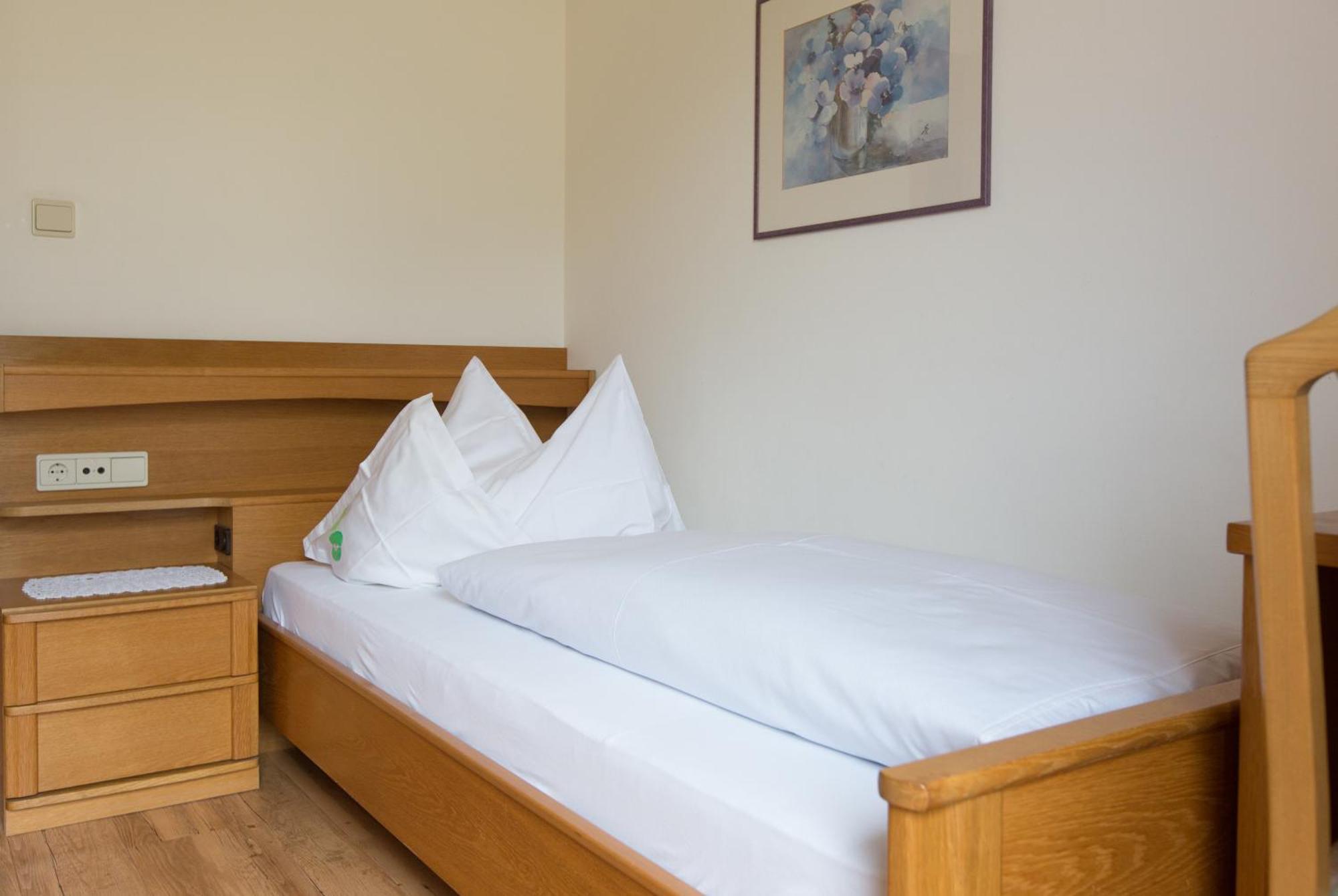 ティローロ Linghof Bed & Breakfast エクステリア 写真