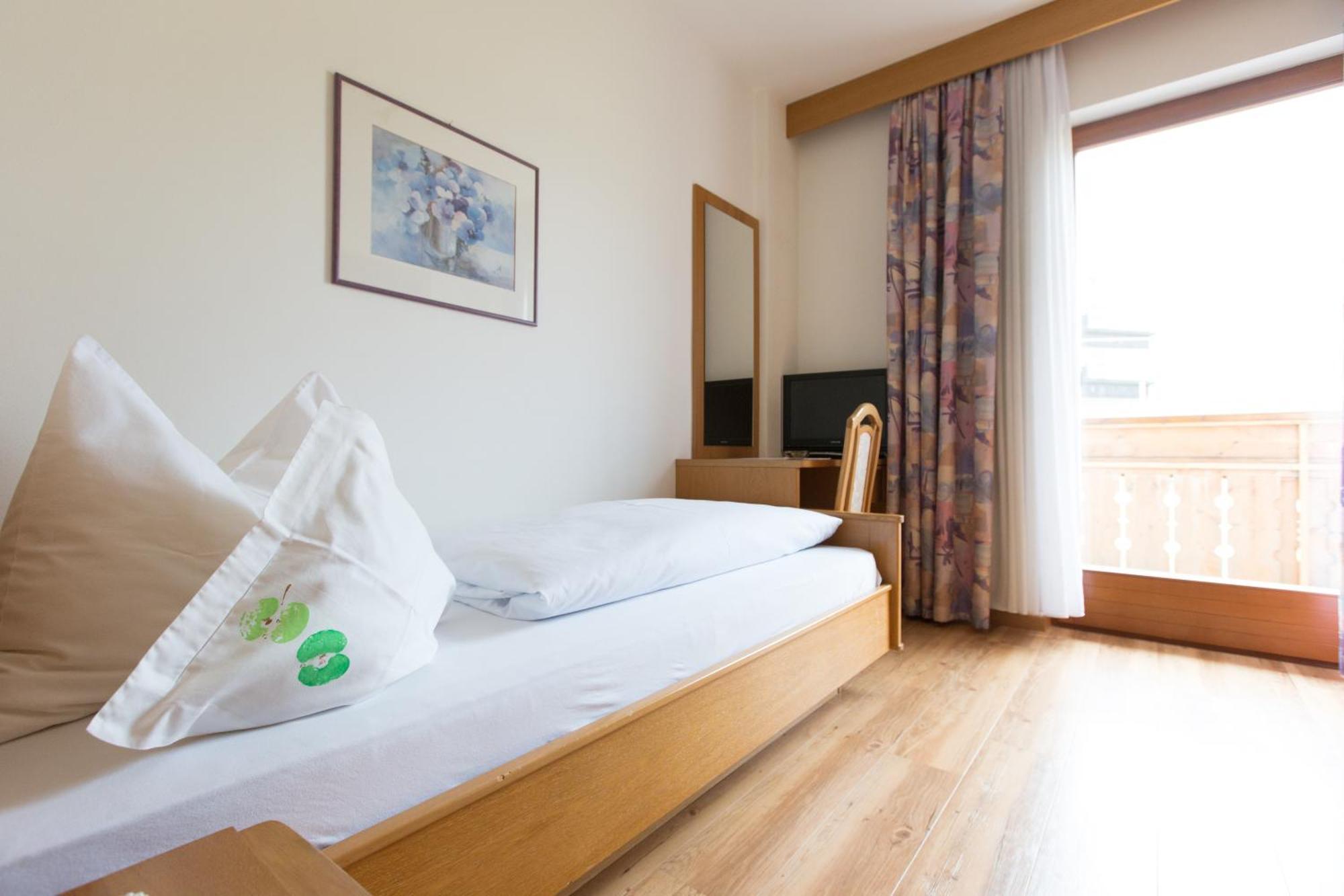 ティローロ Linghof Bed & Breakfast エクステリア 写真